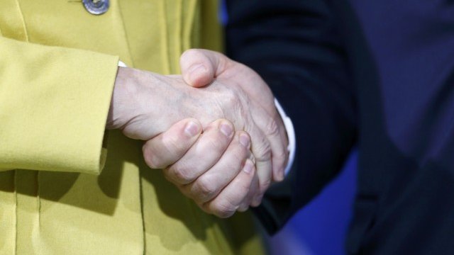 <p>
	Меркел и Ципрас се опитват да възстановят разрушеното вече доверие. <em>Снимка: Ройтерс</em></p>
