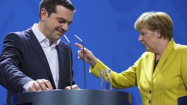 <p>
	Меркел знае, че правителството в Атина се нуждае от време и глътка финансов въздух. <em>Снимка: Ройтерс</em></p>
