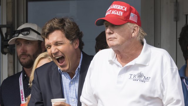 Тъкър Карлсън (вляво) и бившият президент Тръмп. Снимка:  EPA/JUSTIN LANE