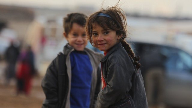 <p>
	Сирийски деца бежанци. <em>Снимка: Ройтерс</em></p>
