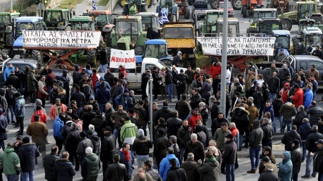 <p>
	Протести на гръцки фермери. <em>Снимка: Ройтерс</em></p>
