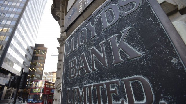 <p>
	През миналия месец Commerzbank AG и Royal Bank of Scotland Group Plc продадоха нежелани активи за около 1,4 млрд. долара. <em>Снимка: Ройтерс</em></p>
