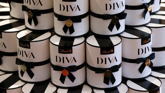 <p>
	Lindt e известен със своите шоколадови трюфели. <em>Снимка: Ройтерс</em></p>
