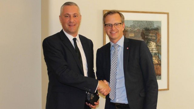 <p>
	Министърът на икономиката Божидар Лукарски и министърът на предприемачеството и иновациите на Швеция Микаел Дамбери на среща в Стокхолм. <em>Снимка: МИ</em></p>
