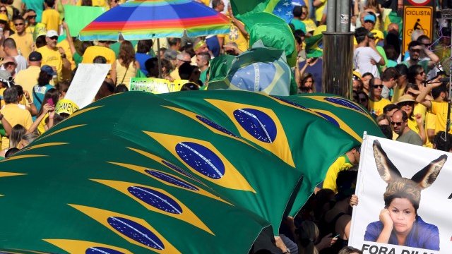 <p style="text-align: justify;">
	Хиляди демонстранти искат оттеглянето на президента Дилма Русеф. <em>Снимка: Ройтерс</em></p>
