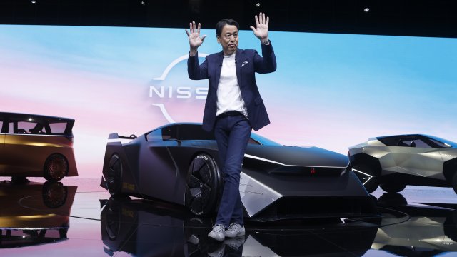 Главният изпълнителен директор на Nissan Макото Учида пред концептуален автомобил на компанията. Снимка: Bloomberg L.P.