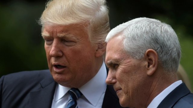 <p>
	Тръмп (вляво) и Майк Пенс. <em>Снимка: Ройтерс</em></p>
