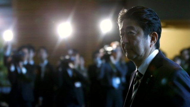 <p>
	Шиндзо Абе веднага след преизбирането си за премиер на Япония. <em>Снимка: Ройтерс</em></p>
