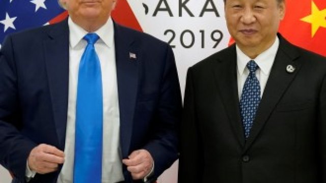 <p>
	Доналд Тръмп (вляво) и Си Дзинпин (вдясно) по време на срещата на Г-20.&nbsp;<em>Снимка: Ройтерс</em></p>
