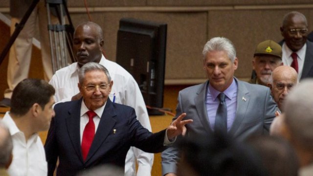 <p>
	Раул Кастро и Мигел Диас-Канел. <em>Снимка: Ройтерс</em></p>
