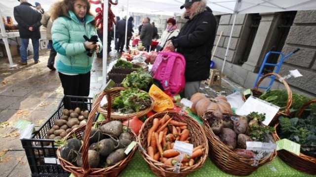 <p>
	<em>Фермерски пазар в София. Снимка: Олег Попов, Investor Media Group</em></p>
