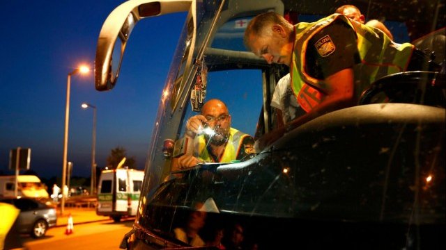 <p>
	Полицейска акция срещу нелегални имигранти в Германия. <em>Снимка: Ройтерс</em></p>
