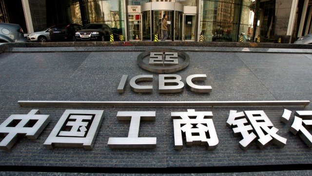<p>
	Industrial &amp; Commercial Bank of China оглавява класацията на SNL Financial с активи на стойност 3,5 трлн. долара. <em>Снимка: архив Ройтерс</em></p>
