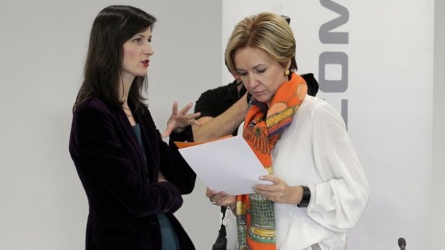 <p>
	Еврокомисарят Мария Габриел (ляво) откри кръгла маса "Учители за дигитално образование". Участваха още министърът на образованието Красимир Вълчев, ректорът на СУ Атанас Герджиков, Гергана Паси (дясно) и др. Снимка: БТА&nbsp;</p>
