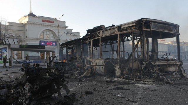 <p>
	Опожарен трамвай в Донецк. <em>Снимка: Ройтерс</em></p>
