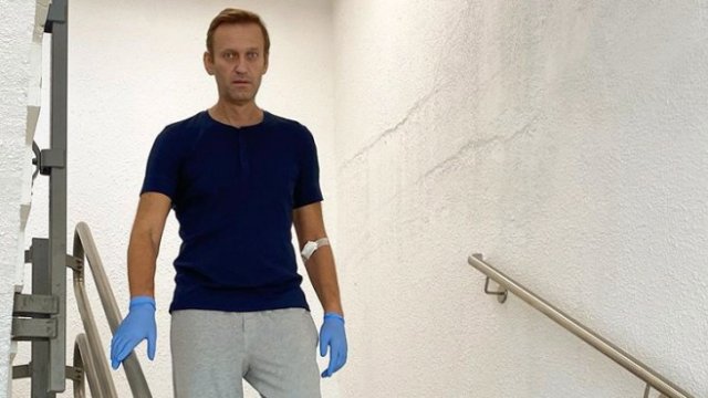 <p>
	Навални по стълбите на берлинската болница. <em>Снимка:&nbsp;EPA/ALEXEI NAVALNY</em></p>
