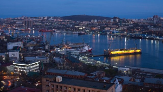 <p>
	Пристанището на Владивосток. <em>Снимка:&nbsp;Andrey Rudakov/Bloomberg&nbsp;</em></p>
