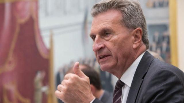 <p>
	Гюнтер Йотингер. <em>Снимка: Европейска комисия</em></p>
