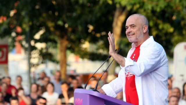 <p>
	Досегашният и бъдещ премиер на Албания Еди Рама. <em>Снимка: Ройтерс</em></p>
