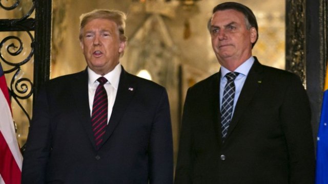 <p>
	Тръмп и Болсонаро са си лика прилика. <em>Снимка: Bloomberg</em></p>
