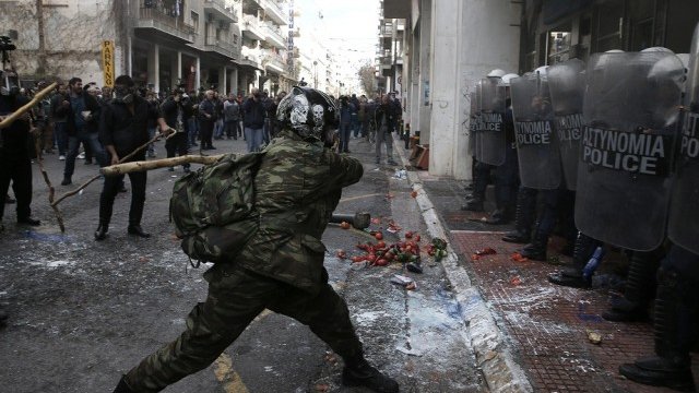 <p>
	Напрежението в Атина ескалира. Снимка: <em>Ройтерс</em></p>
