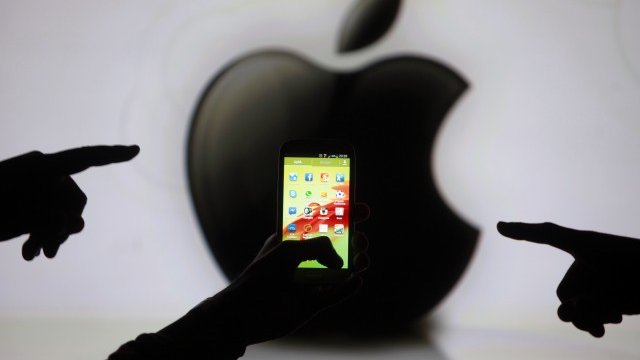 <p>
	Брандът Apple се оценява на&nbsp;98,30 млрд. долара. <em>Снимка: Ройтерс</em></p>
