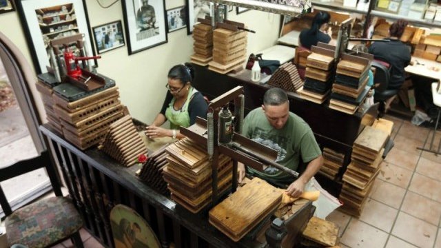 <p>
	Най-добрите кубински майстори на пури пренасят технологията на производство в САЩ. <em>Снимка: Ройтерс</em></p>
