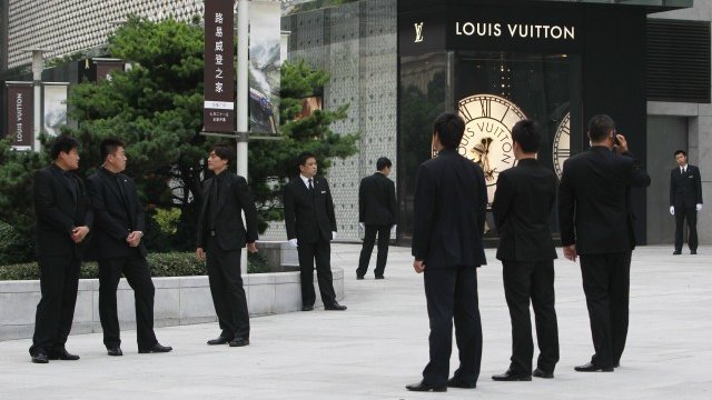 <p>
	Преди дни в Шанхай бе открит магазин на Louis Vuitton. <em>Снимка: Ройтерс</em></p>
