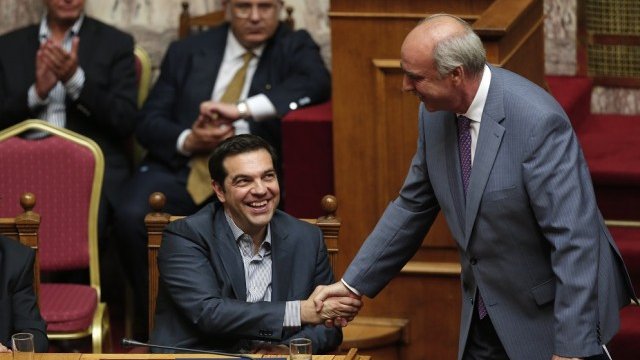 <p>
	Ципрас (вляво) и Меймаракис се поздравяват в гръцкия парламент. Снимка: <em>архив Ройтерс</em></p>
