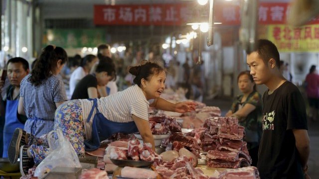 <p>
	Инфлацията се е ускорила заради поскъпването с 3,7 на сто на храните, a най-много е скочила цената на свинското, пресните зеленчуци и яйцата. <em>Снимка: Ройтерс</em></p>
