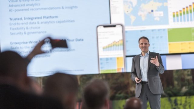 <p>
	Адам Селипски.&nbsp;<em>Снимка: David Paul Morris/Bloomberg</em></p>
