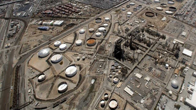 <p style="text-align: justify;">
	Петролна рафинерия в Карсън, Калифорния.<em> Снимка: Ройтерс</em></p>
