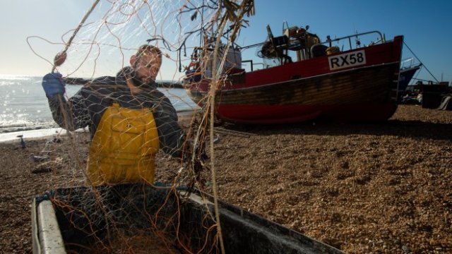 <p>
	Рибар разчиства мрежите си след риболов в Хейстингс, Обединеното кралство, в сряда, 4 ноември 2020 г. <em>Снимка: Bloomberg LP</em></p>

