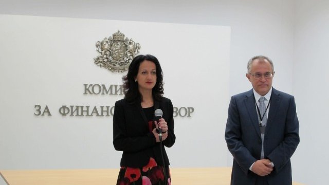 <p>
	Председателят на КФН Карина Караиванова и говорителят на КФН Марио Гаврилов.<em> Снимка: КФН&nbsp;</em></p>
