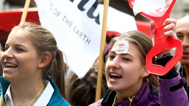 <p>
	Протести срещу&nbsp;Трансатлантическото партньорство в Мюнхен. <em>Снимка: Ройтерс</em></p>
