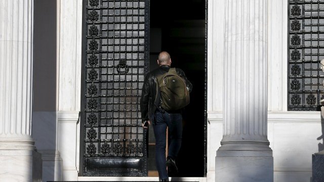 <p>
	Финансовият министър Янис Варуфакис на влизане в министерството. <em>Снимка: Ройтерс</em></p>
