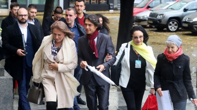 <p>
	Инициативния комитет, който издига Румен Радев и Илияна Йотова за втори мандат внесе в ЦИК подписката за регистрацията на двамата кандидати. <em>Снимка БГНЕС</em></p>
<p>
	&nbsp;</p>
