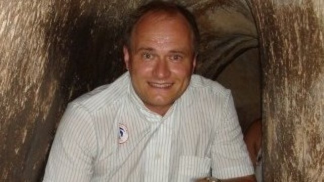 <p>
	Огнян Николов във Виетнам в тунелите Ку Чи, които са построени от партизаните по време на войната в страната. <em>Снимка: Личен архив</em></p>
