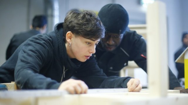 <p>
	Инструктор води обучението на бежанец в Германия. <em>Снимка: Архив Ройтерс</em></p>
