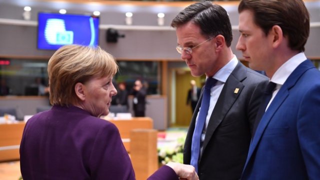 <p>
	Германският канцлер Ангела Меркел (вляво) разговаря с премиера на Нидерландия Марк Рюте (в средата) и с австрийския канцлер Себастиан Курц (вдясно). <em>Снимка: Bloomberg</em></p>
