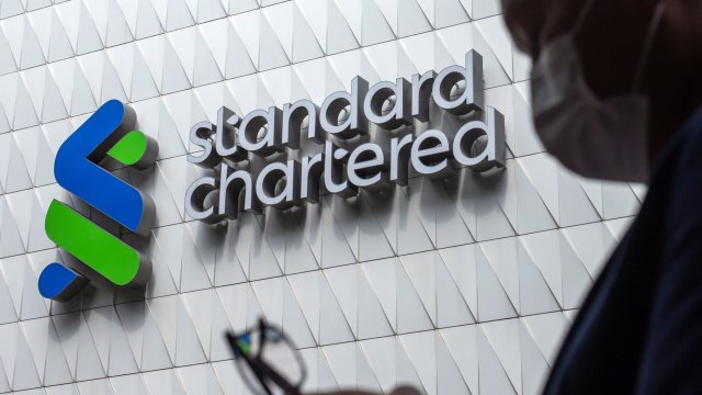 StanChart обяви&nbsp;обратно изкупуване за 1 млрд. долара, а печалбата скача с 28%