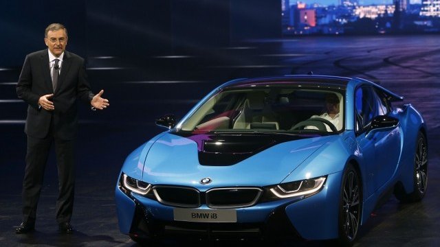 <p>
	BMW i8 при представянето си във Франкфурт.<em> Снимка: Ройтерс</em></p>
