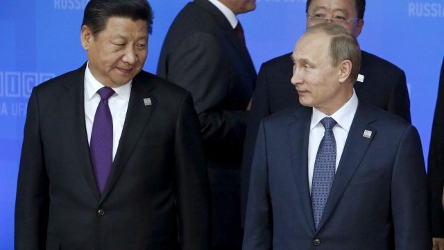 <p>
	Китайският президент Си Дзинпин и руският президент Путин на срещата в Уфа.&nbsp;<em>Снимка: Ройтерс</em></p>
