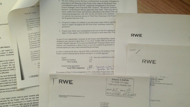 <p>
	<em>Министър Добрев представи копия на &quot;секретните&quot; документи и на журналистите</em>. Снимка: <em>Investor.bg</em></p>
