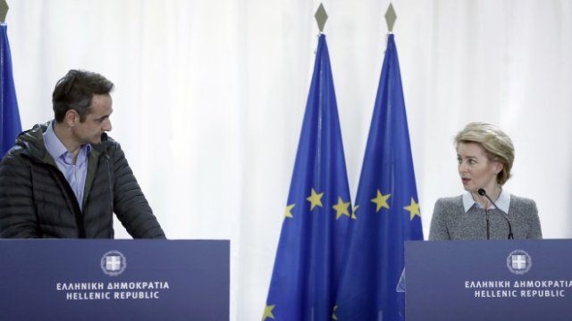 <p>
	Гръцкият премиер Кириакос Мицотакис (вляво) и Фон дер Лайен. Снимка: EPA/DIMITRIS TOSIDIS</p>

