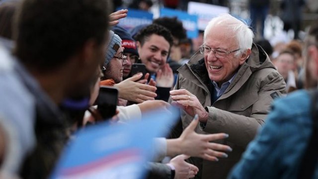 <p>
	Бърни Сандърс поздравява свои поддръжници. <em>Снимка: Bloomberg</em></p>
