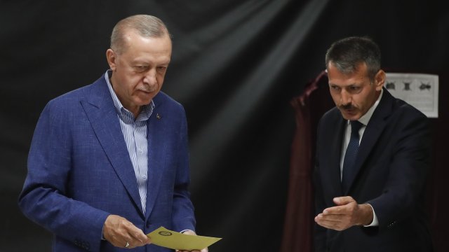 Реджеп Ердоган гласува на втория тур на изборите в Турция. Снимка: EPA/БГНЕС