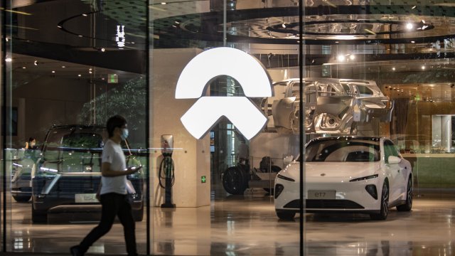 Логото на Nio на витрина на китайски дилър на автомобили. Източник: Bloomberg L.P.