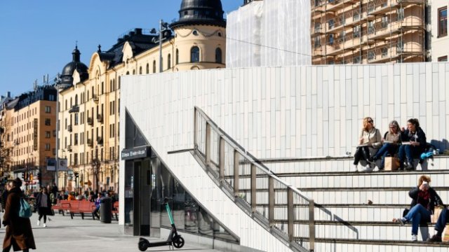 <p>
	Хора седят в амфитеатър на градския площад &quot;Оденплан&quot; в Стокхолм, Швеция, в четвъртък, 26 март, 2020 г.<em> Снимка: Mikael Sjoberg / Bloomberg</em></p>
