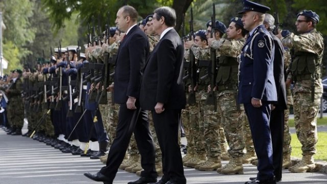<p>
	<em>Кипърският президент Никос Анастасиадис и българският му колега Румен Радев пред президентския дворец в Никозия. Снимка: AP/BTA</em></p>

